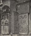 Epitaphien an der südlichen Außenwand. Heute befinden sie sich teilweise in der Kirche. Aus: Eugen Gradmann (Hrsg.): Die Kunst- und Altertumsdenkmale der Stadt und des Oberamtes Schwäbisch-Hall, Esslingen 1907, S. 38