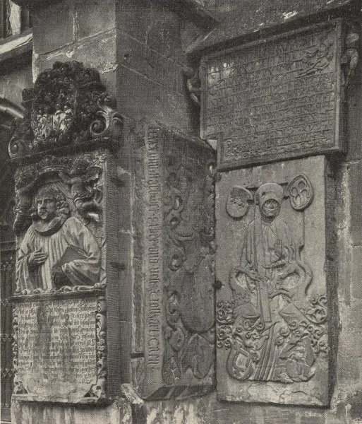 Epitaphien an der südlichen Außenwand. Heute befinden sie sich teilweise in der Kirche. Aus: Eugen Gradmann (Hrsg.): Die Kunst- und Altertumsdenkmale der Stadt und des Oberamtes Schwäbisch-Hall, Esslingen 1907, S. 38