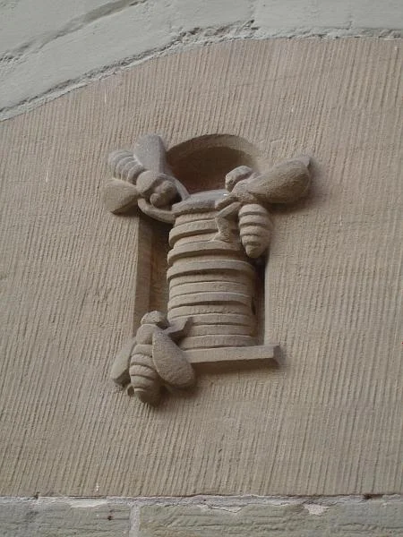 Skulptur von Erwin Dauner aus Ludwigsburg, vermutlich nach Entwürfen von Dr. Eduard Krüger. Die Bienen mit dem Münzstapel symbolisieren Fleiß und Sparsamkeit. Bild von 2007. Foto: Daniel Stihler (StadtA Schwäb. Hall DIG 01751)
