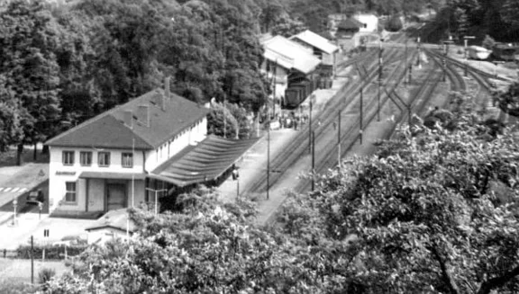 Bahnhof aus der Vogelperspektive um 1970. Foto: Hans Kubach (StadtA Schwäb. Hall FS 01104a)