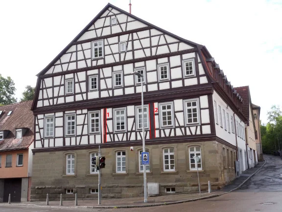 Giebelseite des „Schwanen“ zur Hessentaler Straße. Die erhaltenen spätmittelalterlichen Ständer sind rot hervorgehoben und mit „1“ und „2“ markiert. Foto: Albrecht Bedal, 2019 (StadtA Schwäb. Hall DIG 11545)