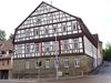 Giebelseite des „Schwanen“ zur Hessentaler Straße. Die erhaltenen spätmittelalterlichen Ständer sind rot hervorgehoben und mit „1“ und „2“ markiert. Foto: Albrecht Bedal, 2019 (StadtA Schwäb. Hall DIG 11545)