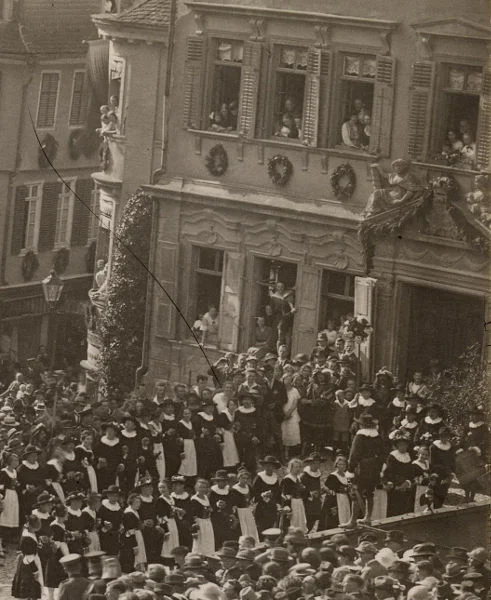 Historisches Schauspiel vor dem Haus, undat., wohl 1920er Jahre. Fotograf unbekannt (StadtA Schwäb. Hall Seyboth F 0012)