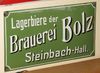 Emaille-Werbeschild der Bierbrauerei Bolz in der Schwäbisch Haller Wirtschaft „Zum Alten Brauhaus“ (Mauerstraße 17), wohl 1910er oder 1920er Jahre. Foto: Daniel Stihler (StadtA Schwäb. Hall DIG 05294)