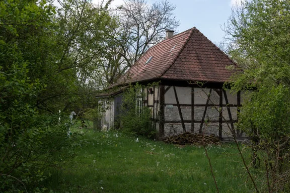 Nordostansicht der etwas südlich und unterhalb des Hauptgebäudes Nr. 1 am Weg nach Unterlimpurg stehenden Scheuer, im Primärkataster von 1827 als „Stallung“ bezeichnet (dort Nr. 916b), April 2017. Foto: Dietmar Hencke (StadtA Schwäb. Hall DIG 10232)