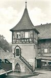 Der mittlerweile mit einer Treppe in den 1. Stock und einem Brunnen versehene Rotstegturm diente Ende der 1930er Jahre als SS-Heim. Das Schild neben der Treppe trägt die Aufschrift  ''SS-Sturmbann III, 13. Standarte'', das über dem Eingang in den 1. Stock ''SS-Mann! Deine Ehre heißt Treue!''. Über diesem Schild befindet sich ein Stein mit einem Hakenkreuz. Der Schmuck deutet an, dass das Bild wahrscheinlich während eines nationalsozialistischen Feiertags entstand. Foto von 1939 oder früher (StadtA Schwäb. Hall PK 03462)