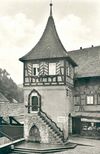 Der mittlerweile mit einer Treppe in den 1. Stock und einem Brunnen versehene Rotstegturm diente Ende der 1930er Jahre als SS-Heim. Das Schild neben der Treppe trägt die Aufschrift  ''SS-Sturmbann III, 13. Standarte'', das über dem Eingang in den 1. Stock ''SS-Mann! Deine Ehre heißt Treue!''. Über diesem Schild befindet sich ein Stein mit einem Hakenkreuz. Der Schmuck deutet an, dass das Bild wahrscheinlich während eines nationalsozialistischen Feiertags entstand. Foto von 1939 oder früher (StadtA Schwäb. Hall PK 03462)