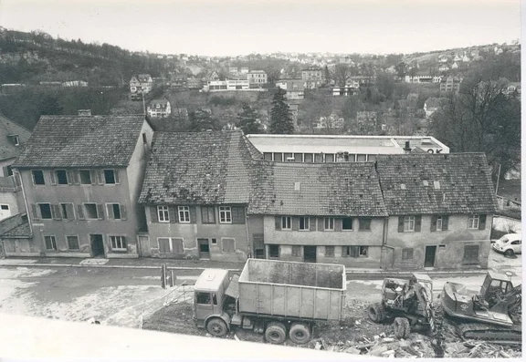 Trümmerfläche nach Abriss, dahinter die ebenfalls für den Abbruch vorgesehene Häuserzeile Nr. 12-18, 1975. Foto: Hans Kubach (StadtA Schwäb. Hall FS 04284)