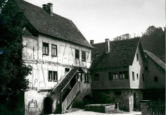 Das Gesamtensemble der Schauenburg vor dem Abbruch des vorderen Hauses Nr. 64 (1955). Foto: Hans Kubach (StadtA Schwäb. Hall FS 01024)
