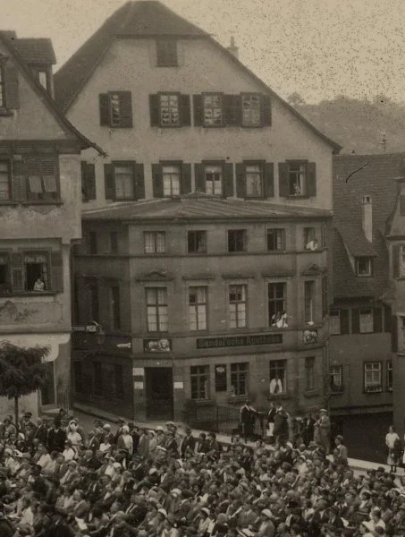 Zuschauer bei den Jedermann-Festspielen 1932 auf dem Marktplatz (StadtA SHA FS 45804)