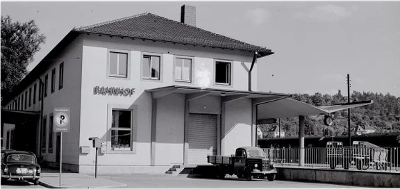 Der Bahnhof vermutlich kurz nach der Fertigstellung des Neubaus, 1956  (StadtA Schwäb. Hall Ng 06175)