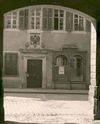 Blick durch das Tor des gegenüberliegenden Hauses (Gelbinger Gasse 20?) in den 1930er Jahren (StadtA SHA AL/0040)