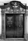 Portal mit Hinweis auf Keckenburgmuseum des Historischen Vereins für Württembergisch Franken, Anfang der 1970er Jahre (StadtA Schwäb. Hall FS 00983a)