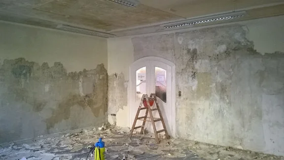 Renovierungsarbeiten im vorderen Benutzerzimmer des Stadtarchivs im 1. Obergeschoss, 22.2.2016. Foto: Daniel Stihler  (StadtA Schwäb. Hall DIG 07410)