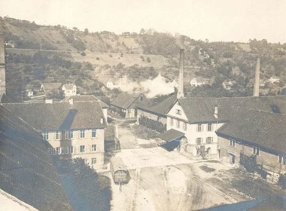 Blick auf die Siedehäuser, um 1900, aufgenommen vermutlich vom Türmchen auf dem Dach des Solespeichers aus. Bild aus einem Fotoalbum des Salinenamtsvorstehers Gustav Müller (1836-1914) (StadtA Schwäb. Hall R65/01)