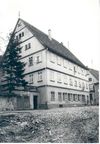 Bild von 1975. Rechts anschließend ist noch die kurz darauf abgerissene Bäckerei Wolf zu erkennen. Foto: Hans Kubach (StadtA SHA FS 04037)