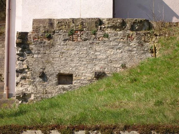 Reste eines Stadtmauerteils unter der ASV-Halle. Bild aus dem April 2007. Foto: Daniel Stihler (StadtA SHA Server Häuserlexikon)
