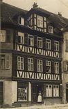 Vermutlich Bild aus den 1930er Jahren, im linken Schaufenster sind bei genauer Betrachtung hängende Schweinehälften zu erkennen (StadtA SHA R71/398)