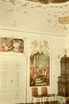 Wandabschnitt im Ratssaal mit Gemälde „Das Urteil des Salomo“ (rechts) und Supraporte „David und Jonathan“ (links) von Livio Retti, 1736-38. Farbfoto von 1943 (StadtA Schwäb. Hall FS 22056)