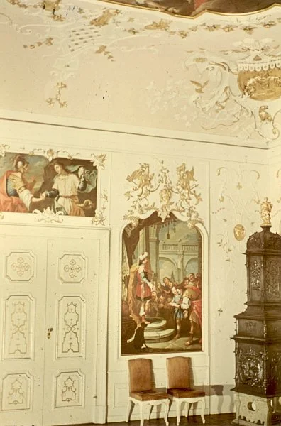 Wandabschnitt im Ratssaal mit Gemälde „Das Urteil des Salomo“ (rechts) und Supraporte „David und Jonathan“ (links) von Livio Retti, 1736-38. Farbfoto von 1943 (StadtA Schwäb. Hall FS 22056)
