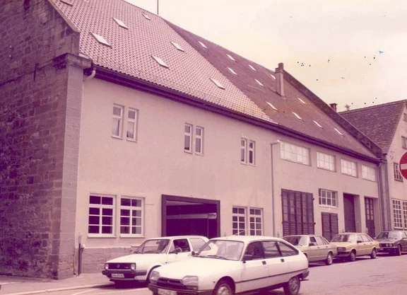 Westseite zur Blendstatt hin kurz vor dem Abbruch, 1984 (links, mit dem helleren Dach) (StadtA SHA 27/0011)