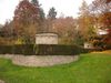 Die beiden Steintürmchen am Ende der Anlage dienten als Schutz für die Zielanzeiger, die die Ergebnisse der Schüsse zum Schützenhaus signalisierten. Bild aus dem November 2007. Foto: Daniel Stihler (StadtA Schwäb. Hall DIG 00137)