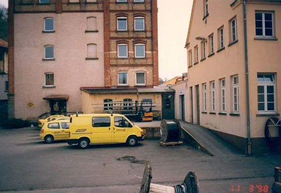 Nebengebäude vor umfangreichen Abbrucharbeiten für den Neubau des Kundenzentrums und weiterer Gebäude, 1998 (StadtA SHA 27/193)