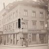 Foto zur Anbringung eines „Stechschilds“ mit der Aufschrift „Apotheke“ an der Hausecke Neue Straße/Mohrenstraße, 1936 (Stadt Schwäbisch Hall, Baurechtsamt, Bauakten Neue Straße 10)