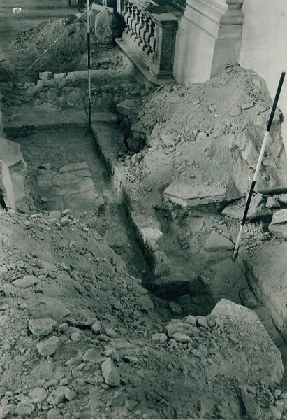 Blick aus einer anderen Perspektive auf die Grabungsbefunde im südlichen Seitenschiff. Foto von 1940 aus dem Nachlass von Dr. Eduard Krüger (StadtA Schwäb. Hall FS 54133)