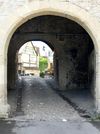 Das Vortor von außen mit Blick auf die Straße im Weiler, August 2007. Foto: Dietmar Hencke (StadtA Schwäb. Hall DIG 02244)