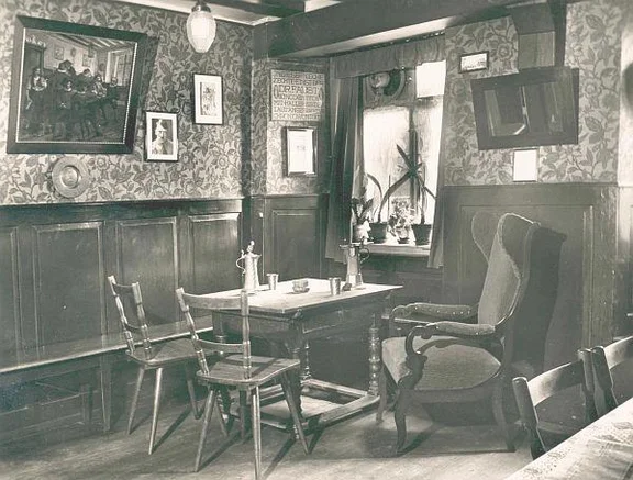 Innenansicht der Weinstube Dörr, nach 1933. An der Wand ein Hitler-Portrait (StadtA SHA PK 01910)