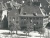 Ausschnitt aus einem US-Foto der Altstadt vom 18. April 1945, einen Tag nach der Besetzung der Stadt durch amerikanische Truppen. Gut erkennbar sind die aus den Fenstern hängenden weißen Fahnen als Zeichen der Kapitulation (StadtA Schwäb. Hall FS 11665)