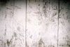 Detail der Vertäfelung im Männerabteil der 1738/39 von Elieser Sussmann ausgemalten Zimmersynagoge kurz nach der Entdeckung, 2002. Unter dem Kalkanstrich sind gemalte Pflanzenranken erkennbar. Foto: Daniel Stihler (StadtA Schwäb. Hall FS 40702)