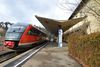 Blick auf den Bahnsteig mit Regionalbahn nach Hessental aus Richtung Südosten,  Februar 2013. Foto: Dietmar Hencke (StadtA Schwäb. Hall DIG 03291)