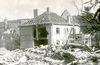 Das Haus wurde beim US-amerikanischen Luftangriff auf Schwäbisch Hall vom 23. Februar 1945 erheblich beschädigt. Die Trümmer im Vordergrund gehören zu dem total zerstörten Nachbarhäusern Nr. 25  und 27 (StadtA SHA FS 38472)