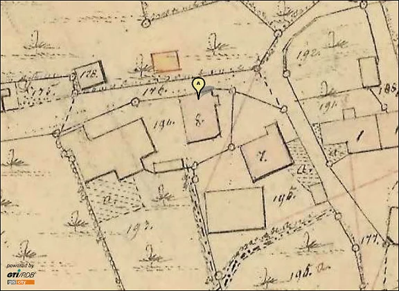Ausschnitt aus dem Primärkataster von 1827. Das „A“ bezeichnet das heute noch bestehende Wohnhaus des Hofguts, die links (westlich) gelegene Scheuer und weitere Nebengebäude wurden nach dem Ende der Landwirtschaft zugunsten der Wohnbebauung abgebrochen  (Plan: Geodatenportal Schwäbisch Hall / Stadt Schwäbisch Hall, Fachbereich Planen und Bauen, Abteilung Vermessung).