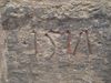 Gedenkstein mit der Jahreszahl „1517“ an der Südwand der Südbastion, vermutlich ein Verweis auf den Abschluss der Bauarbeiten für die Treppe und die Bastionen, Februar 2013. Foto: Daniel Stihler (StadtA Schwäb. Hall DIG 03286)