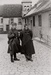 Deutscher Wachsoldat und französischer Kriegsgefangener vor der Michaelskapelle, um 1942/43. Fotograf unbekannt (FS 51370)