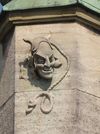 Detail des Brückenhauses. Die von Eduard Krüger entworfene „Henkersmaske“ spielt auf die (falsche) Legende an, das Haus des Scharfrichters habe sich auf der Brücke befunden. Inspiriert ist die Maske von der Figur des Mephisto aus einer Faust-Inszenierung von „Gerhards Marionetten“. Bild von 2007. Foto: Daniel Stihler (StadtA Schwäb. Hall DIG 02086)