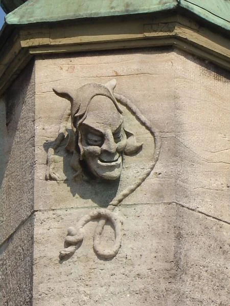 Detail des Brückenhauses. Die von Eduard Krüger entworfene „Henkersmaske“ spielt auf die (falsche) Legende an, das Haus des Scharfrichters habe sich auf der Brücke befunden. Inspiriert ist die Maske von der Figur des Mephisto aus einer Faust-Inszenierung von „Gerhards Marionetten“. Bild von 2007. Foto: Daniel Stihler (StadtA Schwäb. Hall DIG 02086)