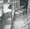 Östliche Abschlusswand und südliche Chorecke von St. Jakob, ausgegraben durch Dr. Eduard Krüger beim Wiederaufbau des Rathauses 1951 (StadtA Schwäb. Hall FS 00074a)