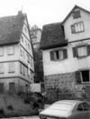 Die Rückseite des Hauses (rechts) auf einem Bild von 1975, kurz vor dem Abbruch. Foto: Hans Kubach (StadtA SHA FS 04038)