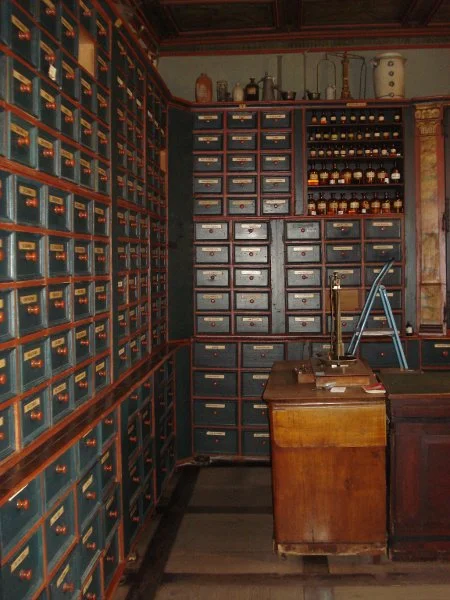 Apothekenraum des 18. Jahrhunderts, seitliche Schränke, Juli 2013. Foto: Daniel Stihler (StadtA SHA DIG 03648)