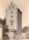 Foto von 1899. Die Wappentafel zeigt hier noch das württembergische Wappen (links) und das Stadtwappen mit Kreuz und Hand (StadtA Schwäb. Hall AL/0021)