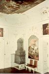 „Heldensaal“ (Trausaal) mit eisernem Ofen und Freskomalereien von Livio Retti, 1736-38. Rechts neben dem Ofen das Gemälde „Der Opfertod des Marcus Curtius“. Farbfoto von 1943 (StadtA Schwäb. Hall FS 22120)