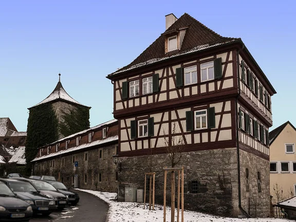 Nordwestansicht mit altem Kriminalgefängnis (links), Januar 2017. Foto: Dietmar Hencke (StadtA Schwäb. Hall DIG 09442)
