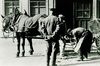 Bild vermutlich aus dem 1930er Jahren – der Hufschmied Georg Schwab oder ein Angestellter bei der Arbeit vor dem Haus. Fotograf unbekannt (StadtA Schwäb. Hall FS 53460)