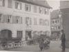 Blick aus der Schwatzbühlgasse auf die Nordseite des „Dreikönig“, wohl 1920er Jahre. Auffällig sind die vielen vor dem Wirtshaus stehenden Fuhrwerke. Dies zeigt, dass in den Haller ortspolizeilichen Vorschriften zur Ordnung des Straßenverkehrs von 1929 nicht ohne Grund explizit verboten wurde, dass Fuhrleute ihr Fuhrwerk „während der Einkehr des Führers in eine Gaststätte“ unbeaufsichtigt auf der Straße stehen ließen. Fotograf unbekannt, Original in Privatbesitz (StadtA Schwäb. Hall DIG 06686)