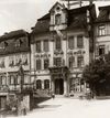 Das Haus um 1919. Eines der angeklebten Plakate am Pranger wirbt für den im Haller „Tonbild-Theater“ gezeigten Film „Das Recht auf Glück“, der 1919 in die Kinos kam. Fotograf unbekannt, evtl. Otto Finckh (StadtA Schwäb. Hall FS 15066)