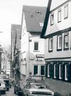 Bild von 1978. Es sollte die Verkehrsprobleme in der Gelbinger Gasse illustrieren, die damals noch keine Fußgängerzone war. Foto: Haller Tagblatt (StadtA SHA FS 8339)